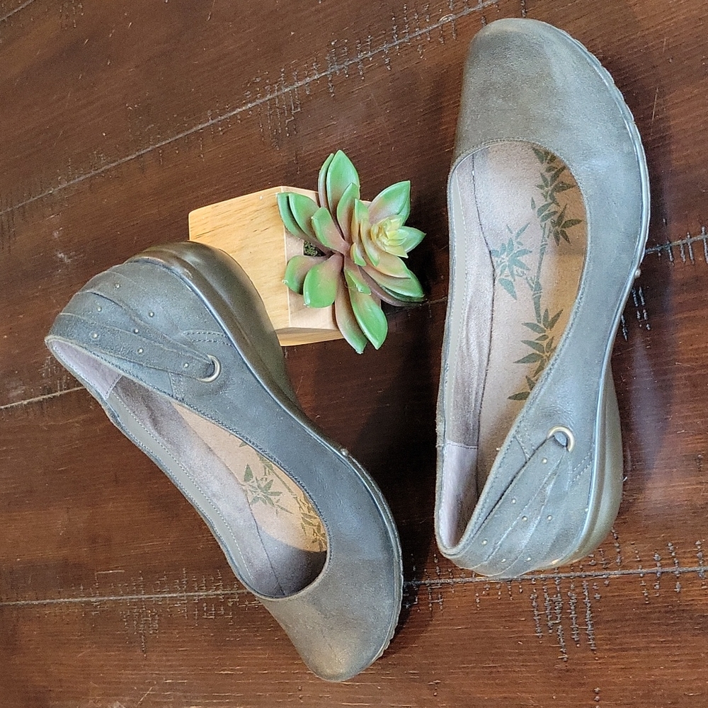 NWOT Easy Spirit Women's Low Wedge Flats Size 9